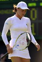 Injury-hit Hingis loses in first round